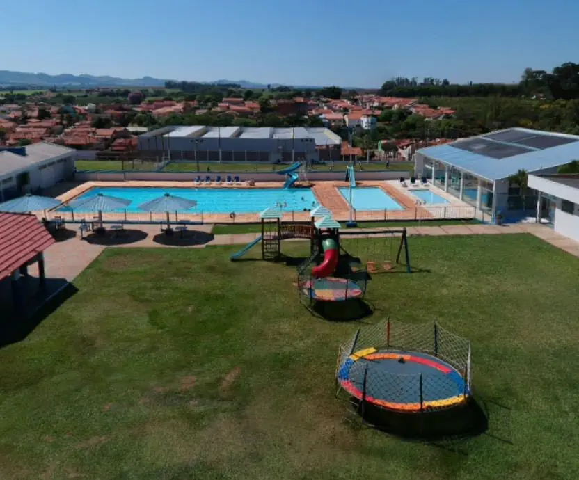 Área de lazer do Cisne Branco Clube com playground e quiosques