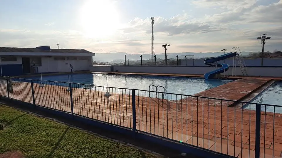 Piscinas do Cisne Branco Clube para adultos e crianças