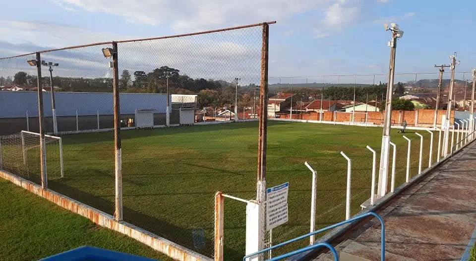 Campo de futebol e área esportiva do Cisne Branco Clube